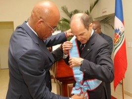 Haiti - Diplomacy : The President Martelly decorates of the National Order, the Ambassador of Argentina