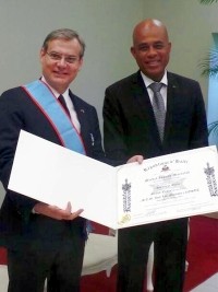 Haiti - Diplomacy : Martelly decorates the Brazilian Ambassador Jose Luis Machado