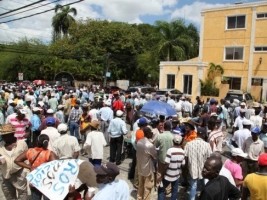 Haiti - Social : Demonstration of «cañeros» front the Embassy of Haiti in DR