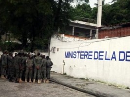 Haiti - FLASH : Soldiers of Engineering body block access of the Ministry of Defense