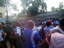 Haïti - FLASH : Les lycéens dans les rues, violences à Petit-Goâve