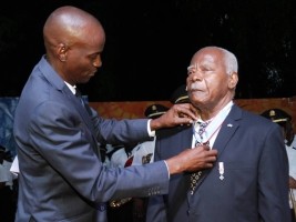 Haïti - Politique : Moïse décore le fondateur de la Fanfare du Palais National