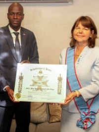 Haïti - Diplomatie : Moïse honore et décore l'Ambassadrice du Canada