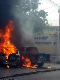 Haïti - Sécurité : Incendie de véhicules devant le Cabinet Fleurant