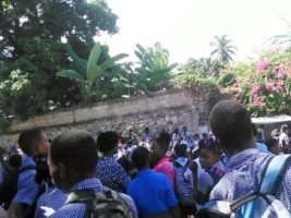Haiti - Petit-Goâve : Deprived of class, students demonstrate