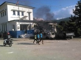 Haïti - FLASH : La population à Béladère attaque un commissariat