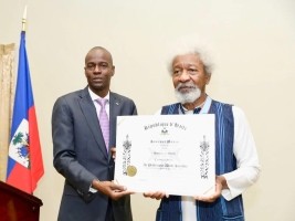 Haïti - Politique : Moïse décore de l’Ordre National le Nobel Wole Soyinka