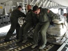 Haïti - Humanitaire : La 315e Airlift Wing livre 40 tonnes d’aide humanitaire