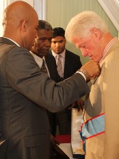 Haïti - Social : Bill Clinton reçoit l'Ordre national Honneur et Mérite au grade Grand Croix plaque or