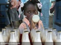 Haïti - Éducation : Sophia Martelly distribue du lait dans des écoles
