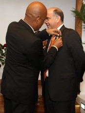 Haïti - Diplomatie : L’Ambassadeur Kenneth Merten, décoré par le Président Martelly