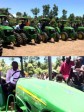 Haiti - FLASH : Moïse distributes tractors