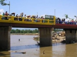 Haïti - justice : Des haïtiens volent le fer à béton d’un pont frontalier