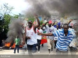 Haïti - Politique : Les manifestants franchissent les barrières de sécurité du Palais National