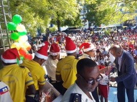 iciHaïti - Social : Les agents de l’EduPol se transforment en Père Noël