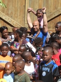 iciHaïti - Social : Laurent Lamothe distribue des cadeaux