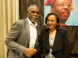 Haiti - Elections : The black American actor Danny Glover endorses Maryse Narcisse