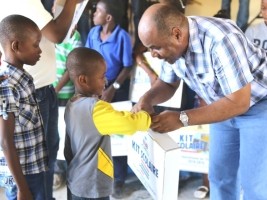 iciHaïti - Éducation : Le Ministre Nazaire distribue plus de 1,000 kits scolaires