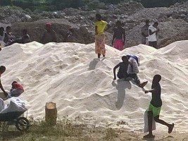 Haiti - FLASH : An important quantity of rice mysteriously thrown at Tabarre