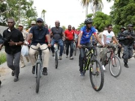 iciHaïti - Politique : Le Président Moïse en vélo