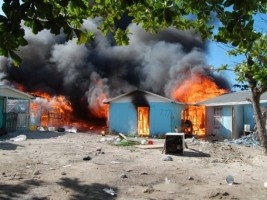 iciHaïti - FLASH : Des dizaines de maisons d’haïtiens détruites dans un incendie criminel au Bahamas