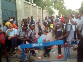 Haiti - Petit-Goâve : Teachers' strike, the students of Lycée Faustin Soulouque demonstrate