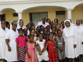 iciHaïti - Politique : Le Président Moïse en visite à la Maison provinciale des Soeurs Salésiennes