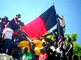 Haïti - Politique : Le RNDDH condamne le remplacement du drapeau à Vertières