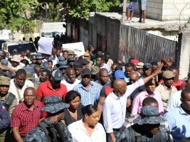 iciHaiti - Politic : President Moses goes door to door to Pèlerin 5