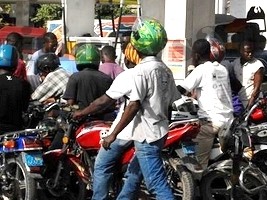 Haiti - DR : Haitian taxi-motos get fuel in Dajabón