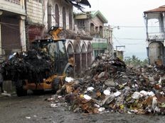Haïti - Jacmel : Des jeunes bénévoles nettoient le marché de fer
