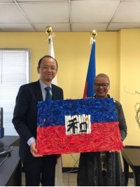 iciHaïti - Social : Un drapeau haïtien en origami offert à Hiroshima