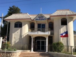Haïti - Social : Drapeau en berne à l'hôtel de ville de Croix-des-Bouquets