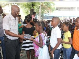 iciHaïti - Pétion-ville : Distribution de matériels scolaires et d’uniformes