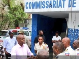 iciHaiti - Politic : President Moïse on tour of police stations