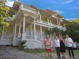 Haiti - Heritage : The Art Center buys the gingerbread house of the Larsen family