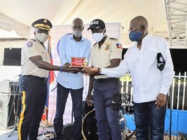iciHaïti - Carrefour : Le Président Moïse et le DG de la PNH encouragent les policiers