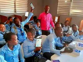 Haïti - Lycée National de Lasaline : Distribution de tablettes numériques