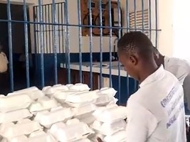 iciHaïti - Social : Distribution de  plus de 360 Plats chauds aux détenus de la prison de Petit-Goâve