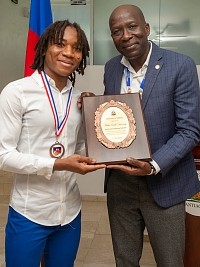 iciHaïti - Santiago : Une star mondiale du football haïtien en visite au Consulat