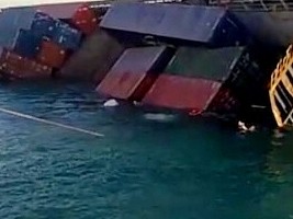 Haiti - FLASH : A barge loaded with containers sank at Port-Lafiteau