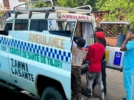Haïti - Santé : Des ambulances haïtiennes amènent des femmes parturientes accoucher en RD