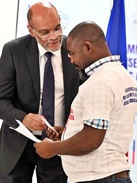 Haïti - Politique : Remise de chèques de subventions et de cartes pétrolières pour le transport en commun