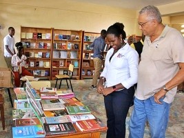 iciHaiti - Library : Delivery of more than 2,000 books to the Cent-Cinquantenaire high school