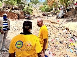 Jalousie/Desermite : The gullies are heavily clogged with construction debris, solid waste...