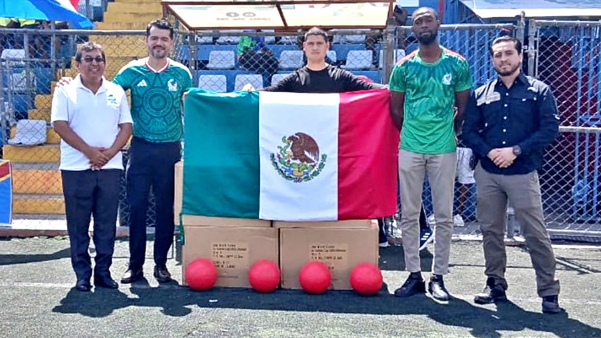 Mexico : Donation of 200 puncture-proof football balls to Haiti
