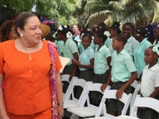 Haïti - Social : Sophia Martelly et Michaëlle Jean distribuent des livres aux écoliers